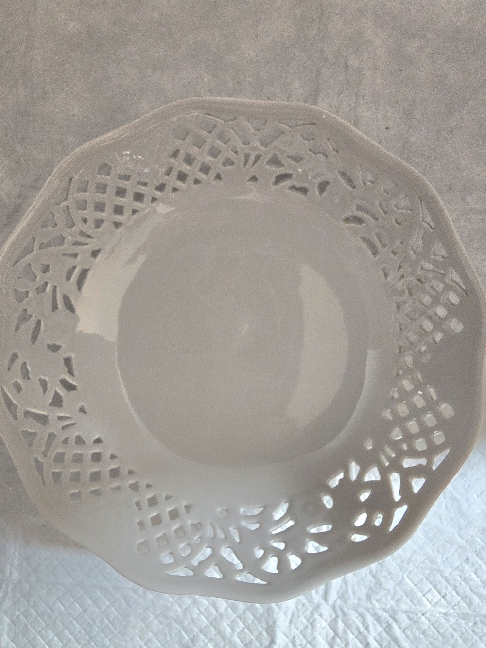 Vtg Oscar de la Renta Belmont UH 101 White Porcelain Serving Bowl Pierced Edges.